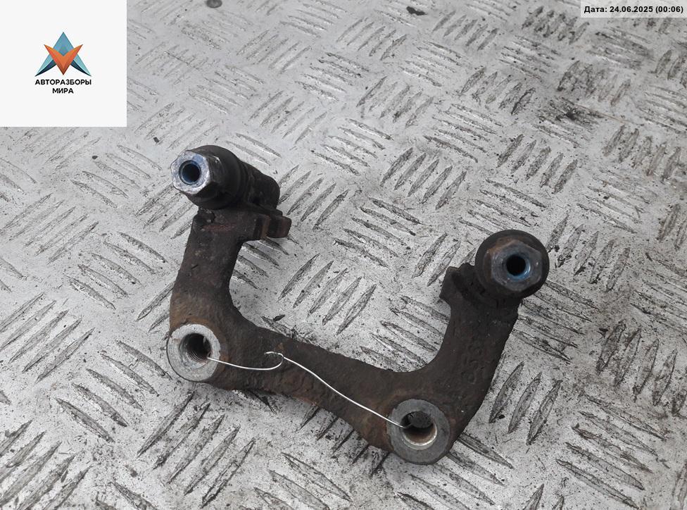 скоба суппорта Volkswagen Golf 5 поколение 2005, 1.4 л., бензин, МКПП, серый, хетчбэк 3 дв. - фото №1