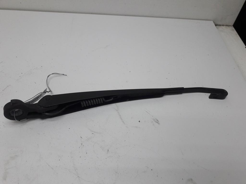 Щеткодержатель (поводок стеклоочистителя) задний Volkswagen Passat B5+ (GP) 2001, 1.9 л., дизель, МКПП, чёрный, универсал