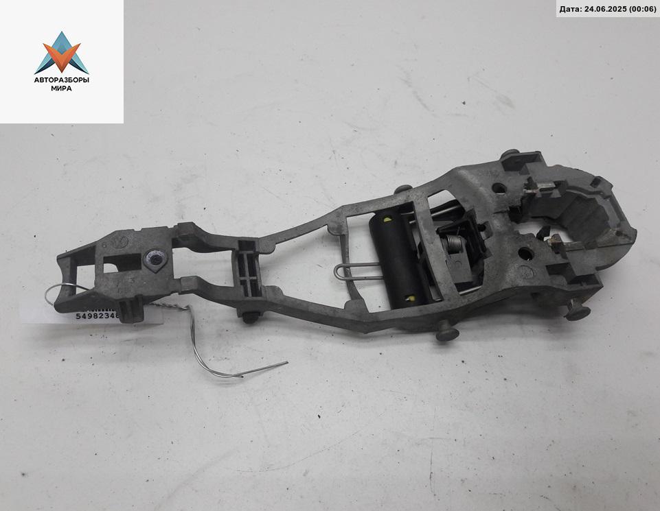 Корпус (держатель) ручки двери задней левой Volkswagen Golf 5 поколение 2006, 2.0 л., дизель, АКПП, красный, хетчбэк 5 дв. - фото №1