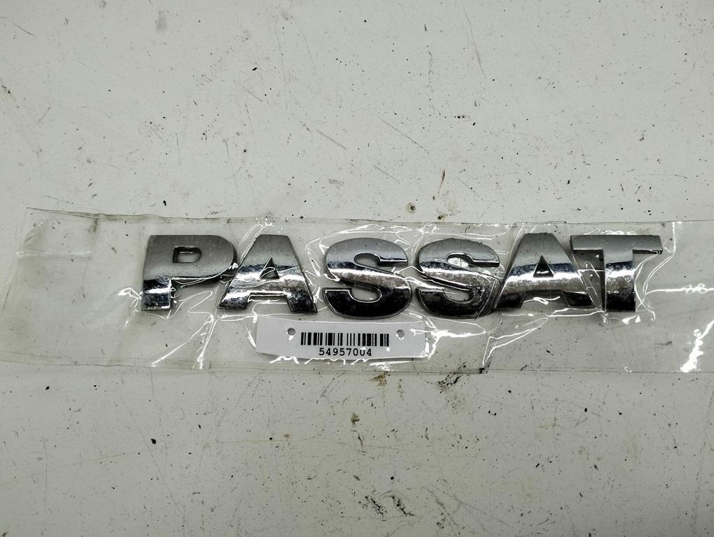 эмблема Volkswagen Passat B5 1998, 1.6 л., бензин, МКПП, синий, универсал, PASSAT - фото №1