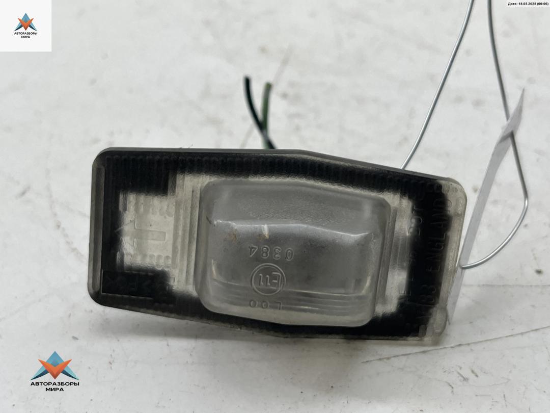 подсветка номера Mazda 323 BJ 1999, 1.5 л., бензин, МКПП, зелёный, хетчбэк 5 дв. - фото №1