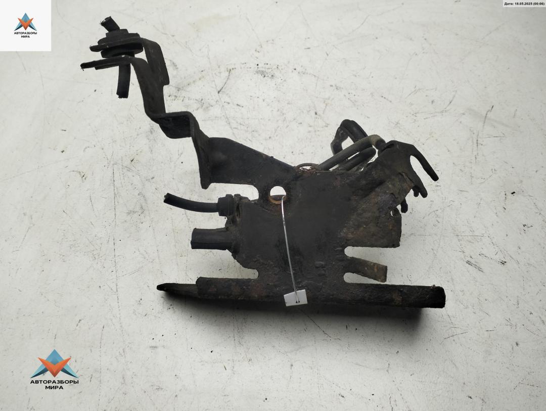 кронштейн (крепление) Citroen C5 1 поколение 2003, 1.8 л., бензин, МКПП, синий, хетчбэк 5 дв. - фото №1