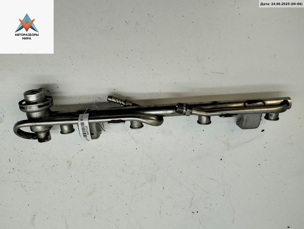 топливная рампа Skoda Superb 1 поколение 2002, 1.8 л., бензин, МКПП, зелёный, седан, 06B133317L - фото №1