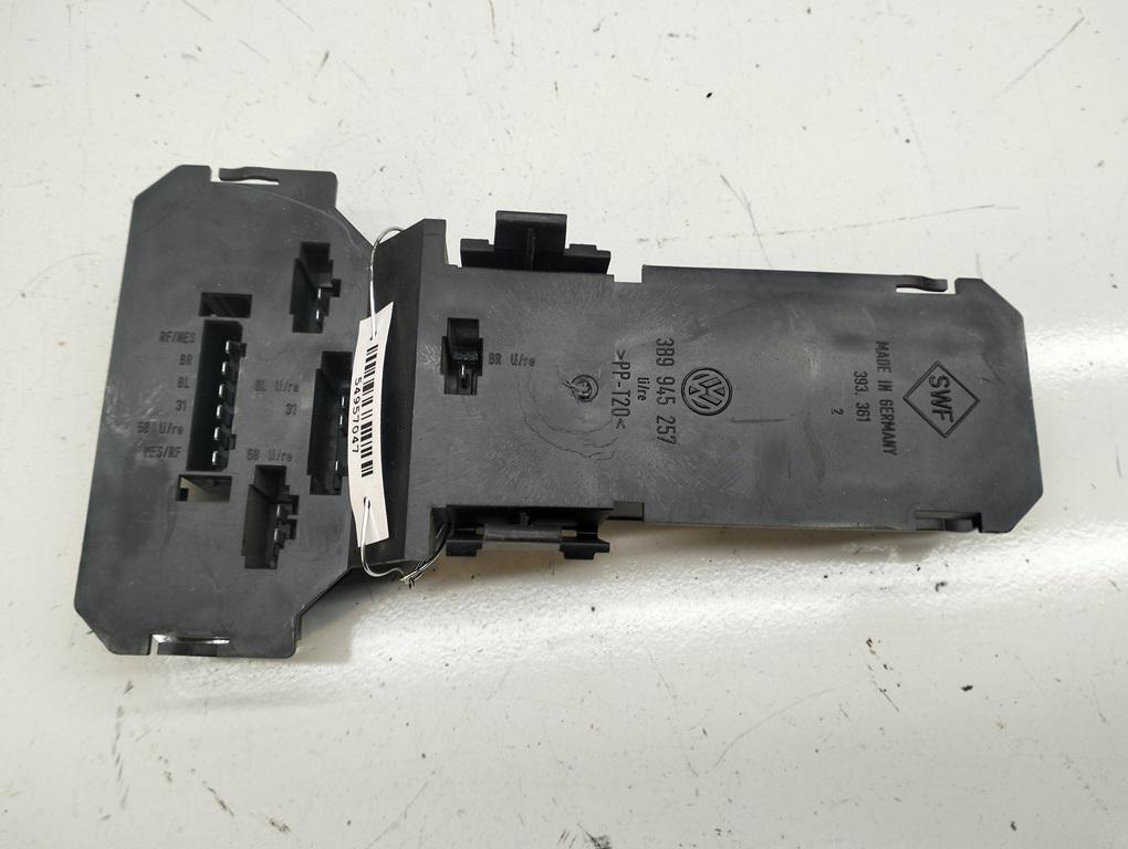 Плата фонаря заднего правого Volkswagen Passat B5 1998, 1.6 л., бензин, МКПП, зелёный, универсал, 3B9945257