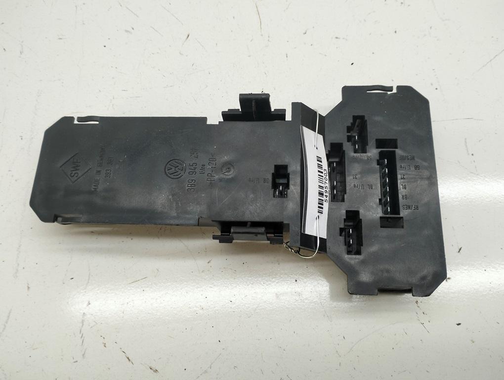 панель заднего левого фонаря Volkswagen Passat B5 1998, 1.6 л., бензин, МКПП, зелёный, универсал, 3B9945257