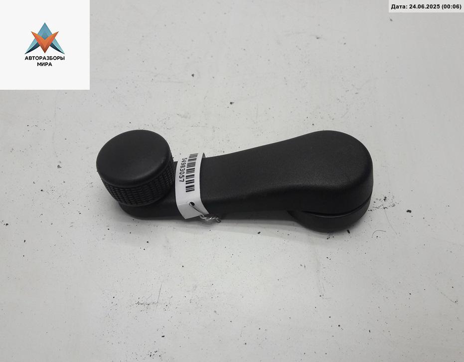 ручка стеклоподъемника Volkswagen Golf 3 поколение 1997, 1.6 л., бензин, МКПП, красный, хетчбэк 5 дв., 1H0837581 - фото №1