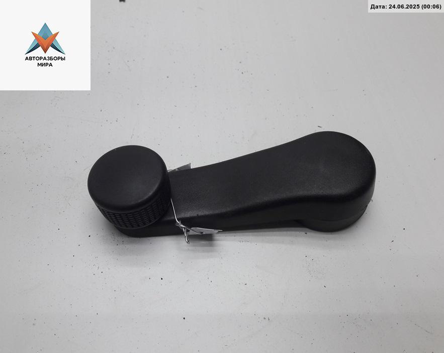 ручка стеклоподъемника Volkswagen Golf 3 поколение 1994, 1.6 л., бензин, МКПП, серый, хетчбэк 5 дв., 1H0837581 - фото №1
