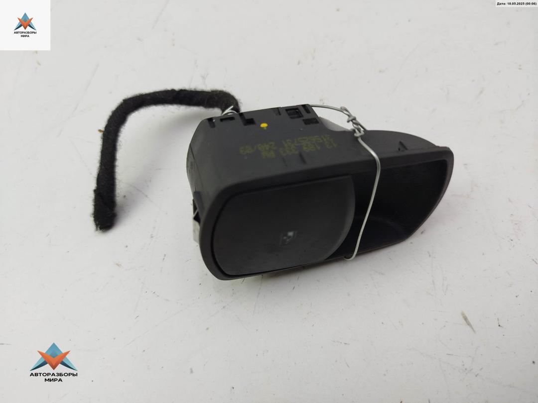 кнопка стеклоподъемника переднего правого Opel Corsa D 2009, 1.2 л., бензин, МКПП, белый, хетчбэк 5 дв., 13189333 - фото №1