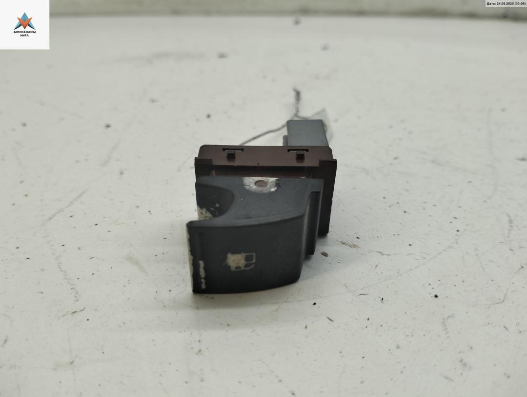 Кнопка открывания лючка топливного бака Volkswagen Touran 1 поколение 2004, 1.6 л., бензин, МКПП, серый, минивэн, 1T0959551 - фото №1