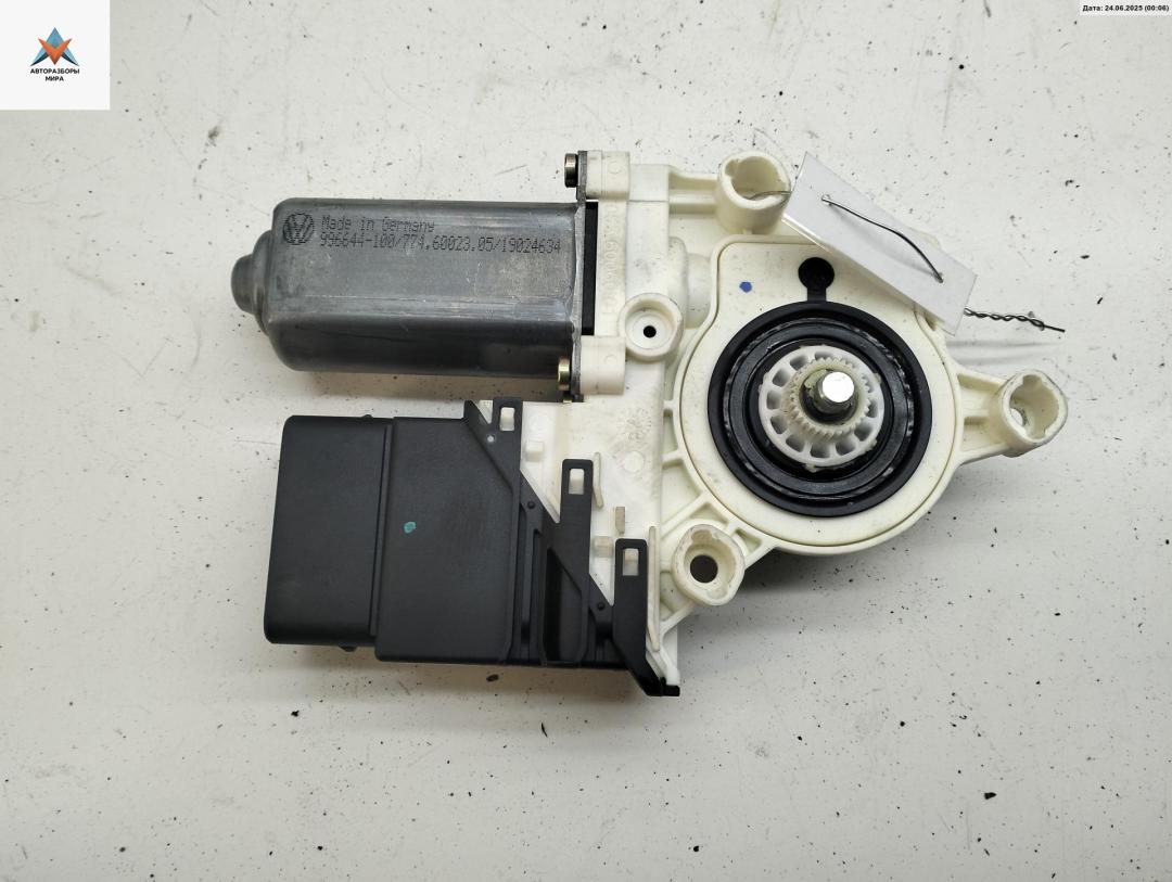 моторчик стеклоподъемника задний правый Volkswagen Touran 1 поколение 2004, 1.6 л., бензин, МКПП, серый, минивэн, 1K0959704B - фото №1