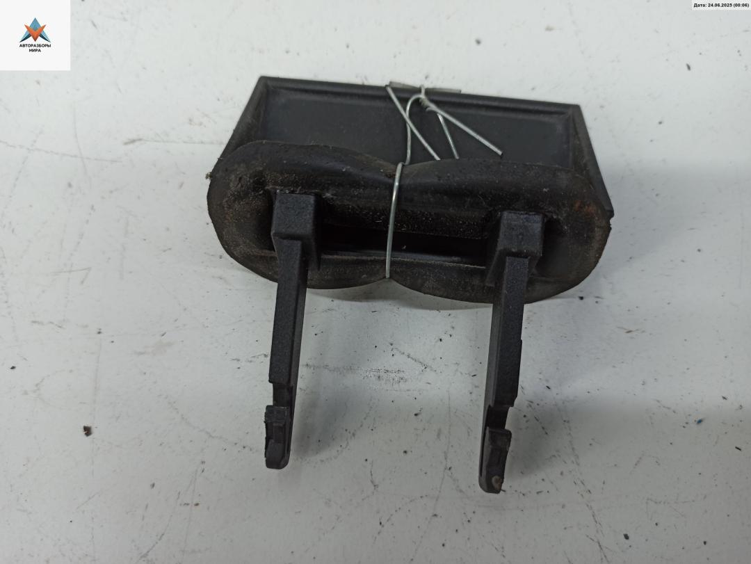 ручка крышки багажника Audi A6 4B/C5 1997, серый, седан, 4B0827777A - фото №1