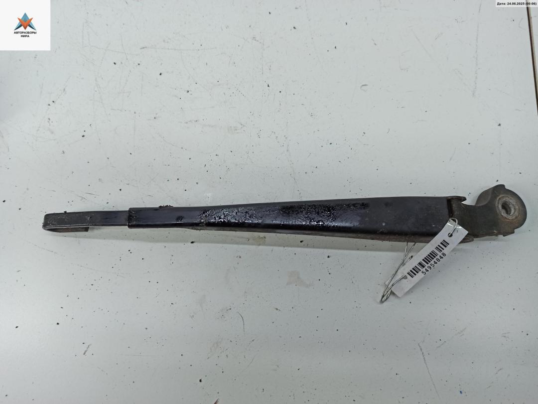 Щеткодержатель (поводок стеклоочистителя) задний Audi A6 4B/C5 1998, 2.4 л., бензин, МКПП, синий, универсал, 8D9955407A - фото №1