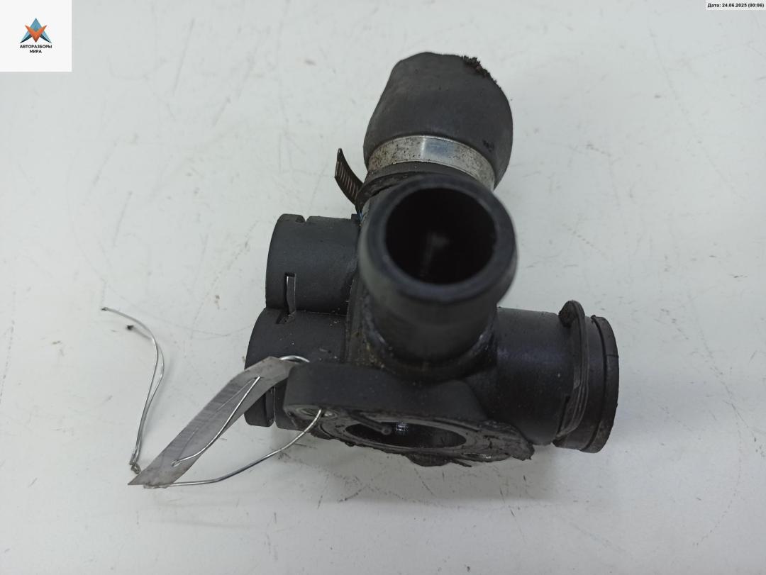 фланец (тройник) системы охлаждения Audi 80 8A/B3 1990, 1.8 л., бензин, МКПП, красный, седан - фото №1