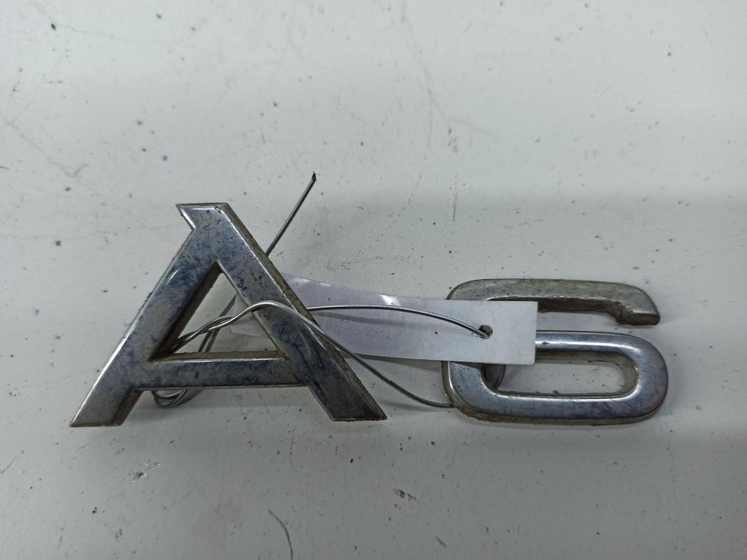 эмблема Audi A6 4B/C5 1998, 2.4 л., бензин, МКПП, синий, универсал, 4D0853741, 4A9853741B - фото №1
