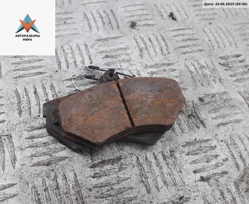 Колодки тормозные передние Volkswagen Passat B3 1993, 1.8 л., бензин, АКПП, синий, универсал - фото №1