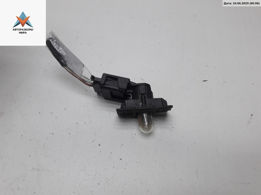 подсветка номера Volkswagen Golf 3 поколение 1994, 1.8 л., бензин, МКПП, зелёный, хетчбэк 3 дв., 1H6943115B - фото №1