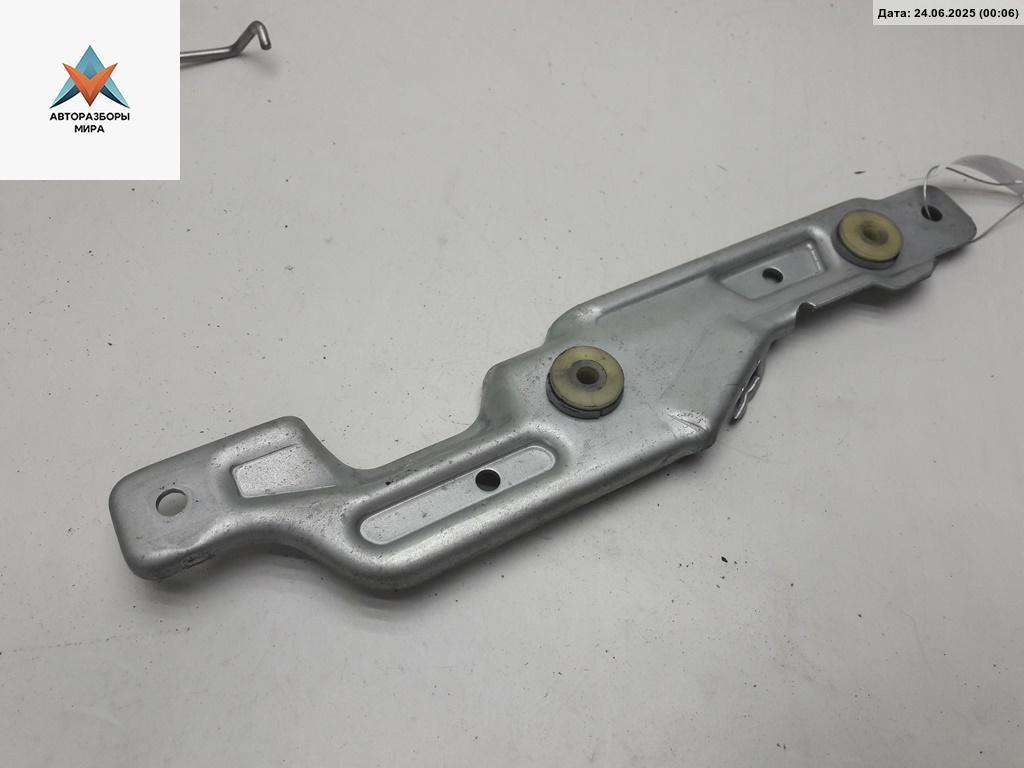 кронштейн (крепление) Volkswagen Golf 3 поколение 1994, 1.8 л., бензин, МКПП, зелёный, хетчбэк 3 дв., 1H6955717 - фото №1