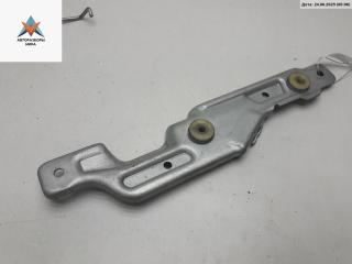 кронштейн (крепление) Volkswagen Golf 3 поколение 1994, 1.8 л., бензин, МКПП, зелёный, хетчбэк 3 дв., 1H6955717