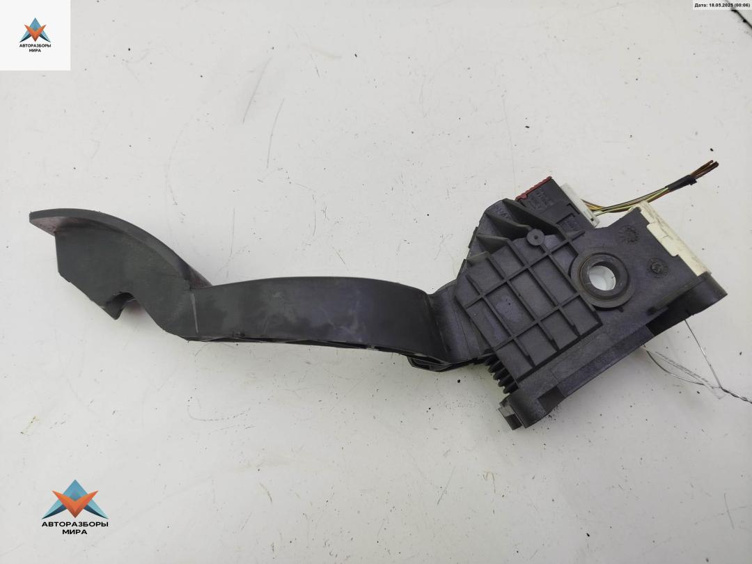 педаль Opel Corsa D 2009, 1.2 л., бензин, МКПП, белый, хетчбэк 5 дв., 13305804 - фото №1