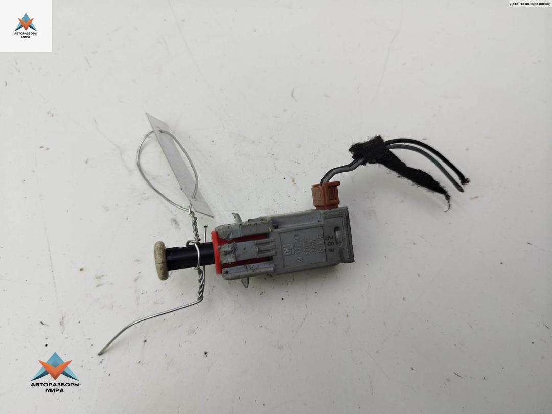 выключатель концевой (концевик) Opel Corsa D 2009, 1.2 л., бензин, МКПП, белый, хетчбэк 5 дв., 09185907 - фото №1