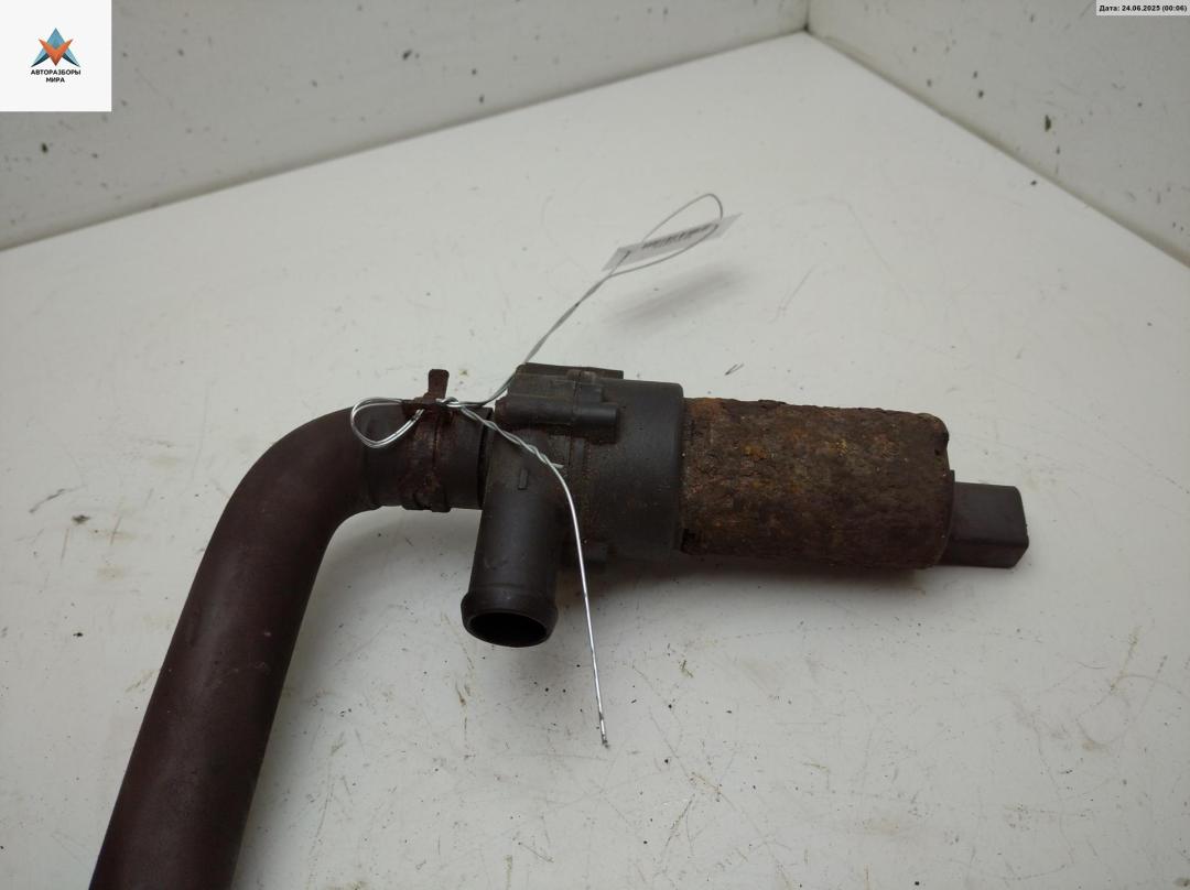 Насос водяной дополнительный Volkswagen Transporter T4 2000, 1.9 л., дизель - фото №1