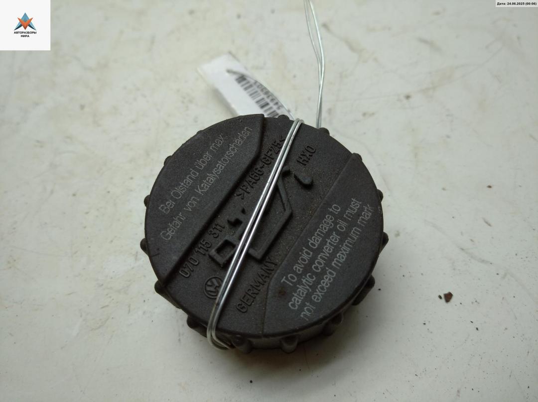 пробка маслозаливная Volkswagen Transporter T4 2000, 1.9 л., дизель, МКПП, красный, микроавтобус, 070115311 - фото №1