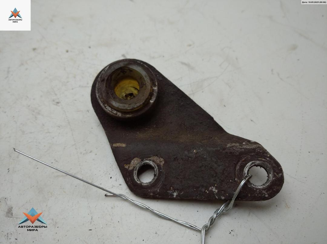 кронштейн (крепление) Volkswagen Transporter T4 2000, 1.9 л., дизель, МКПП, красный, микроавтобус, 701711166 - фото №1