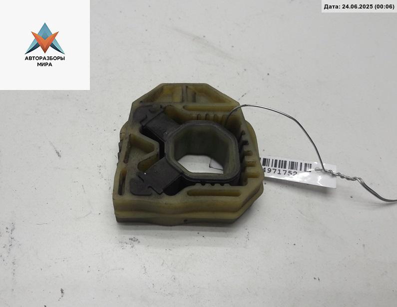 кронштейн радиатора Volkswagen Passat B6 2006, 2.0 л., бензин, АКПП, чёрный, универсал, 1K0121367G - фото №1