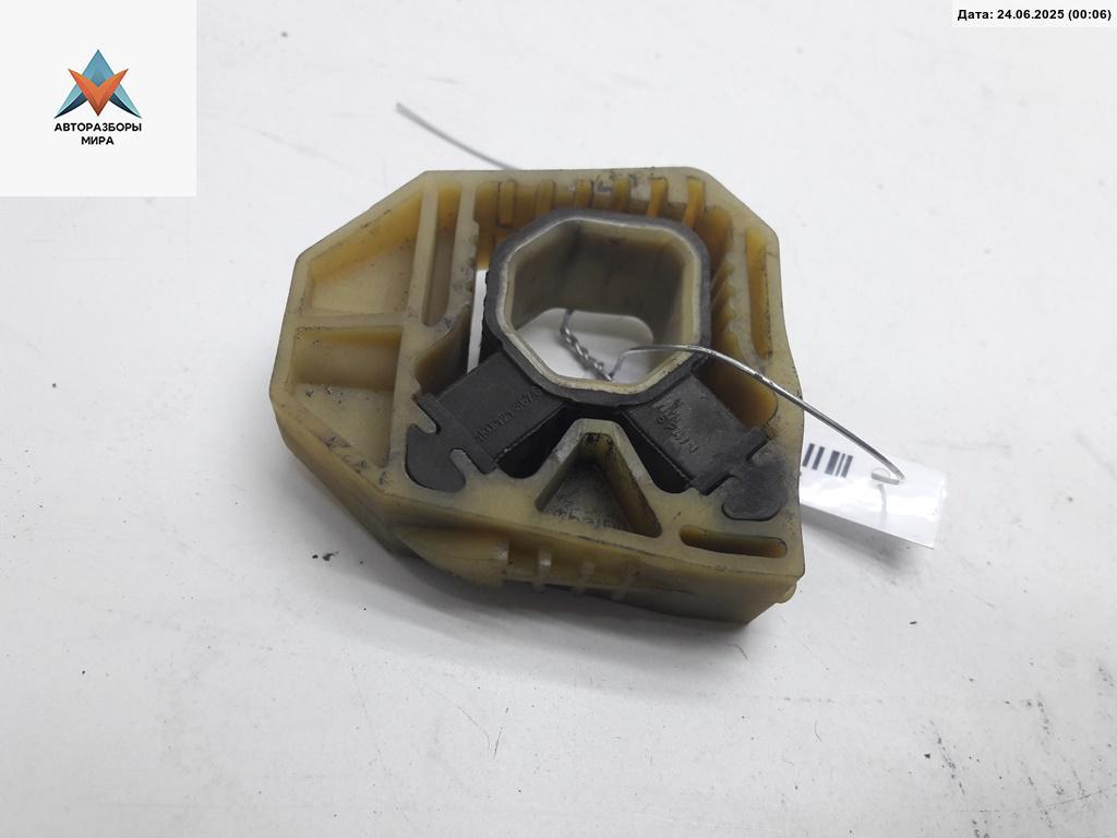 кронштейн радиатора Volkswagen Passat B6 2006, 2.0 л., бензин, АКПП, чёрный, универсал, 1K0121367G - фото №1