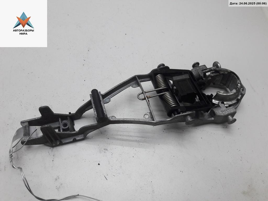 Корпус (держатель) ручки двери задней левой Skoda Fabia 2 поколение (5J) 2007, 1.2 л., бензин, МКПП, красный, хетчбэк 5 дв. - фото №1