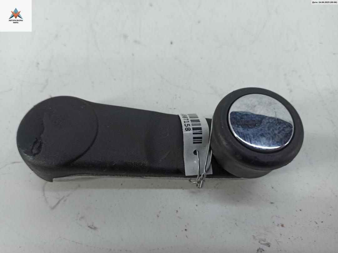 ручка стеклоподъемника Audi A4 B5 1996, 1.6 л., бензин, АКПП, серый, седан, 443837581 - фото №1