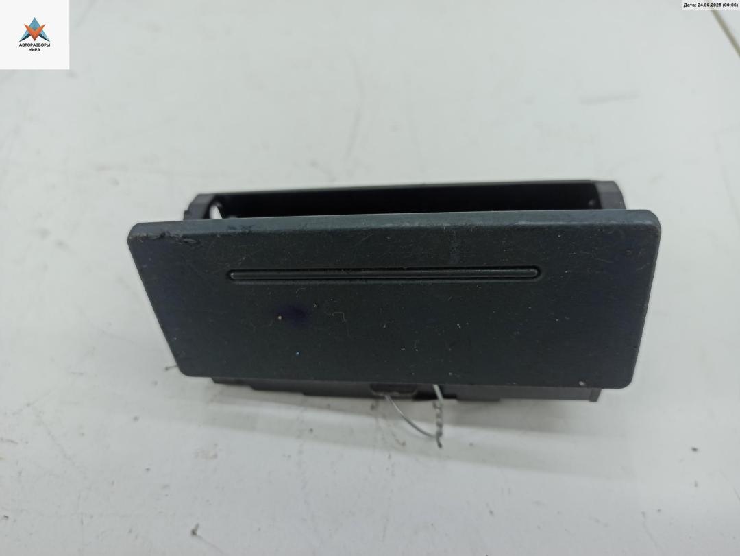 пепельница Audi A6 4B/C5 1998, 2.4 л., бензин, МКПП, синий, универсал, 4B0857406 - фото №1