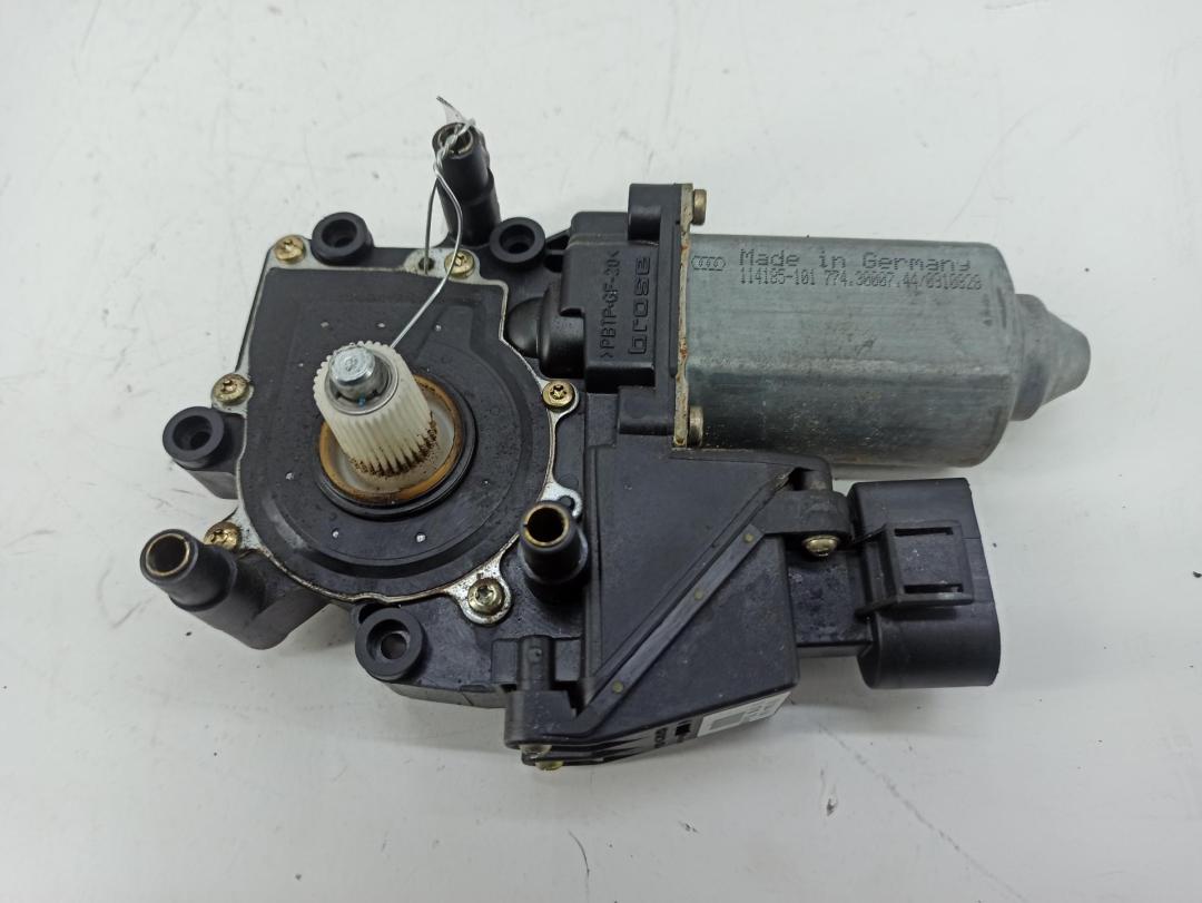 моторчик стеклоподъемника задний правый Audi A6 4B/C5 1998, 2.4 л., бензин, МКПП, синий, универсал, 4B0959802B - фото №1