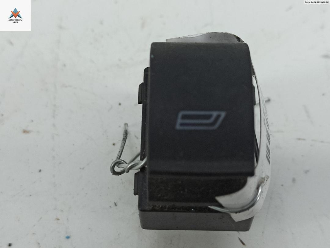 кнопка стеклоподъемника заднего правого Audi A6 4B/C5 1998, 2.4 л., бензин, МКПП, зелёный, универсал, 4B2959855 - фото №1