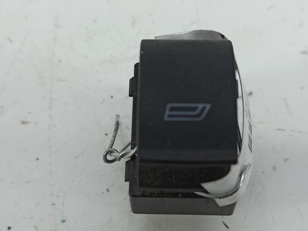 кнопка стеклоподъемника заднего правого Audi A6 C5 1998, 2.4 л., бензин, МКПП, зелёный, универсал, 4B2959855
