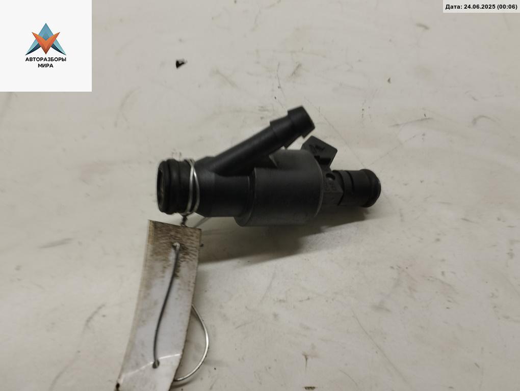 форсунка Audi A8 D2/4D 1998, 4.2 л., бензин, АКПП, синий, седан, 077133551K - фото №1