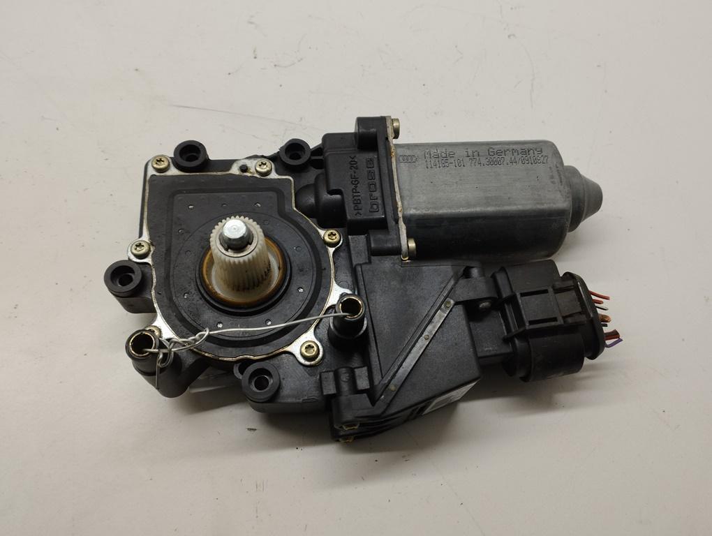 моторчик стеклоподъемника задний правый Audi A6 4B/C5 1998, 1.8 л., бензин, МКПП, синий, седан, 4B0959802B - фото №1