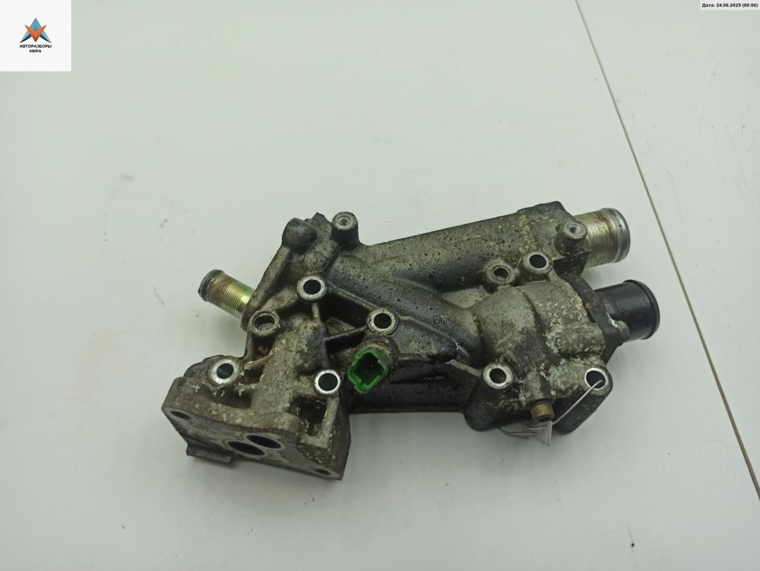 корпус термостата Peugeot 307 1 поколение 2003, 2.0 л., бензин, МКПП, зелёный, универсал, 9653298580 - фото №1