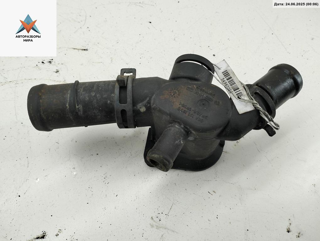 фланец (тройник) системы охлаждения Skoda Octavia mk1 (A4 1U) 2003, 2.0 л., бензин, МКПП, синий, универсал, 06A121133D - фото №1