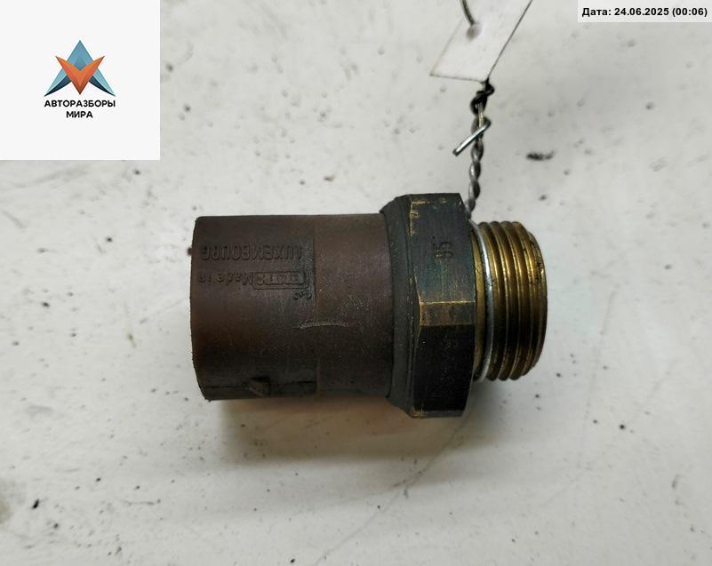 датчик температуры Skoda Octavia mk1 (A4 1U) 1998, 1.6 л., бензин, МКПП, красный, хетчбэк 5 дв. - фото №1