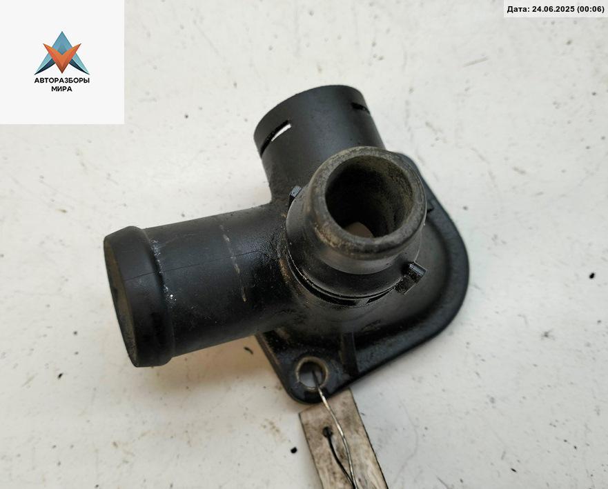 фланец (тройник) системы охлаждения Volkswagen Passat B5 1998, 1.6 л., бензин, МКПП, зелёный, универсал, 050121133J - фото №1