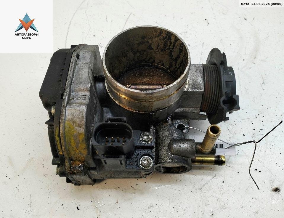 заслонка дроссельная SEAT Leon 1 поколение 2000, 1.6 л., бензин, МКПП, синий, хетчбэк 5 дв., 06A133064J - фото №1