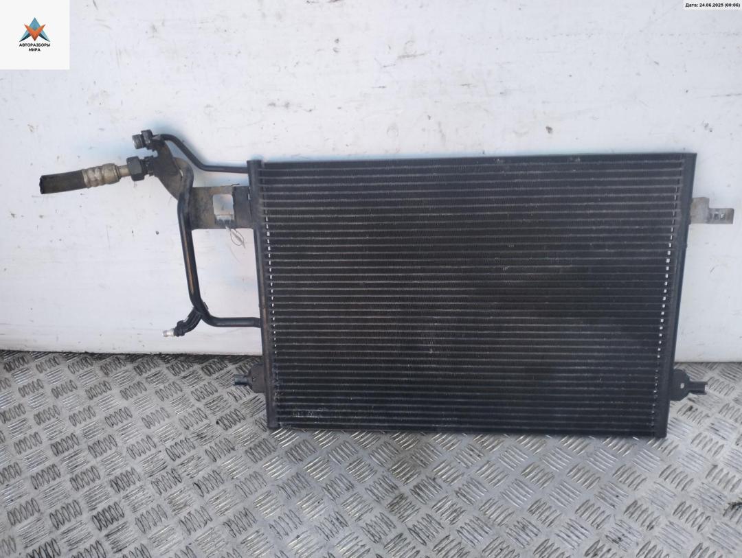 радиатор кондиционера Volkswagen Passat B5 1998, 1.6 л., бензин, МКПП, зелёный, универсал, 8D0280401E - фото №1