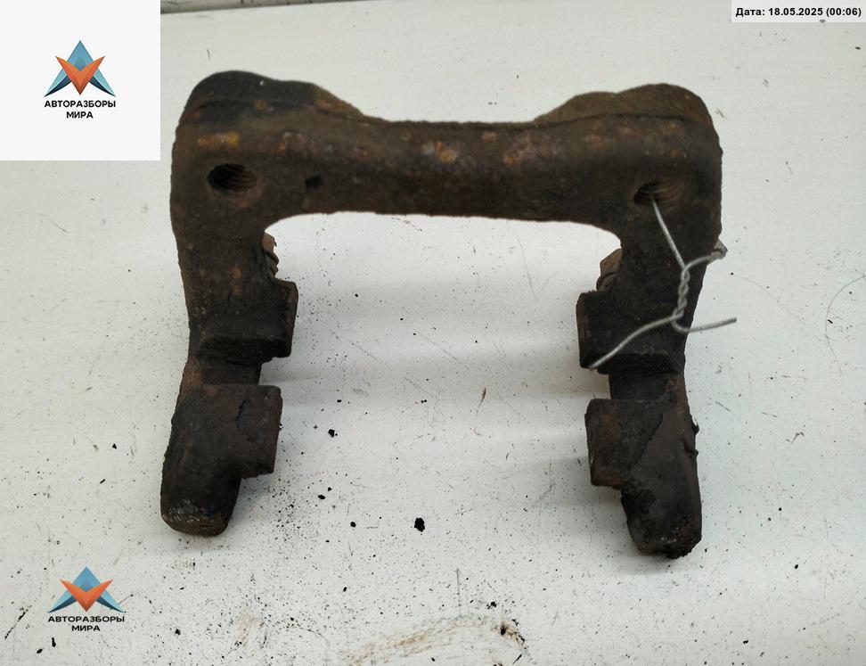 скоба суппорта Volkswagen Golf 5 поколение 2004, 1.9 л., дизель, МКПП, серый, хетчбэк 5 дв. - фото №1