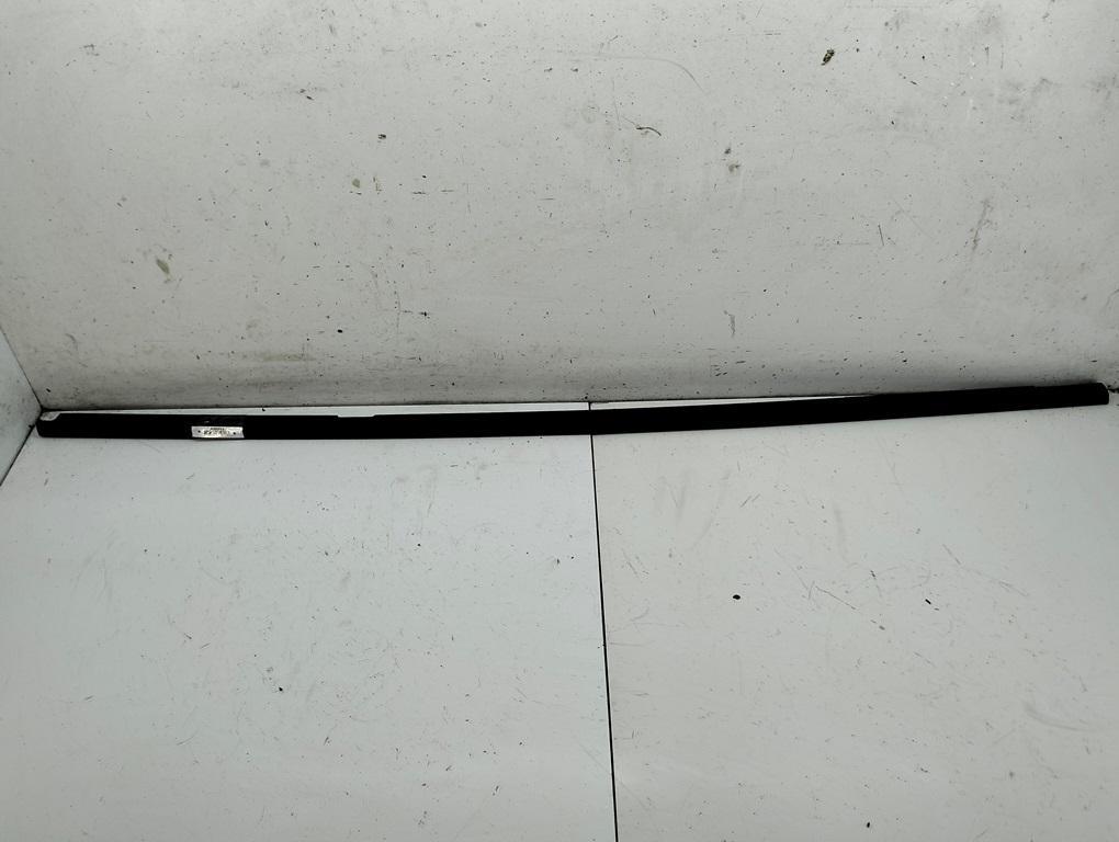 Молдинг стекла двери задней правой наружный Skoda Superb 1 поколение 2002, 1.8 л., бензин, МКПП, зелёный, седан - фото №1