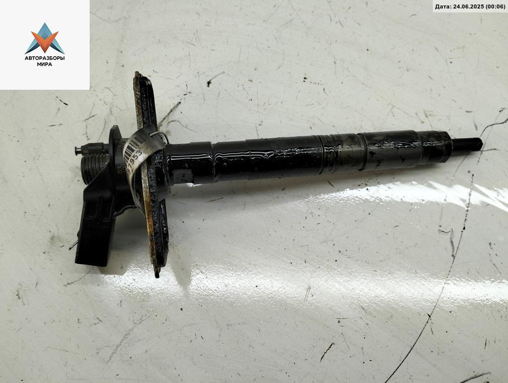 форсунка Volkswagen Golf 6 поколение 2011, 2.0 л., дизель, МКПП, чёрный, универсал, 03L130277A - фото №1