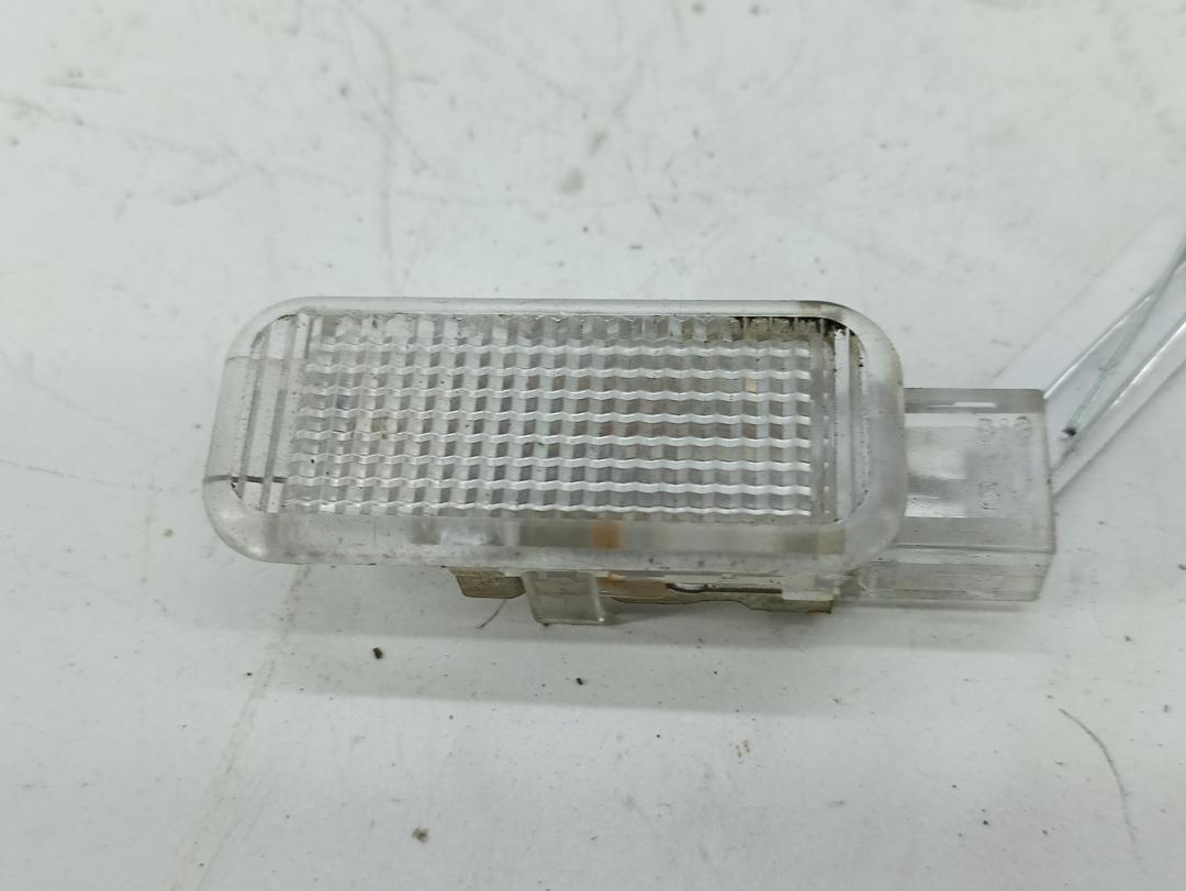 фонарь салона (плафон) Audi A4 B6 2004, 2.0 л., бензин, МКПП, серый, седан, 4B0947415 - фото №1