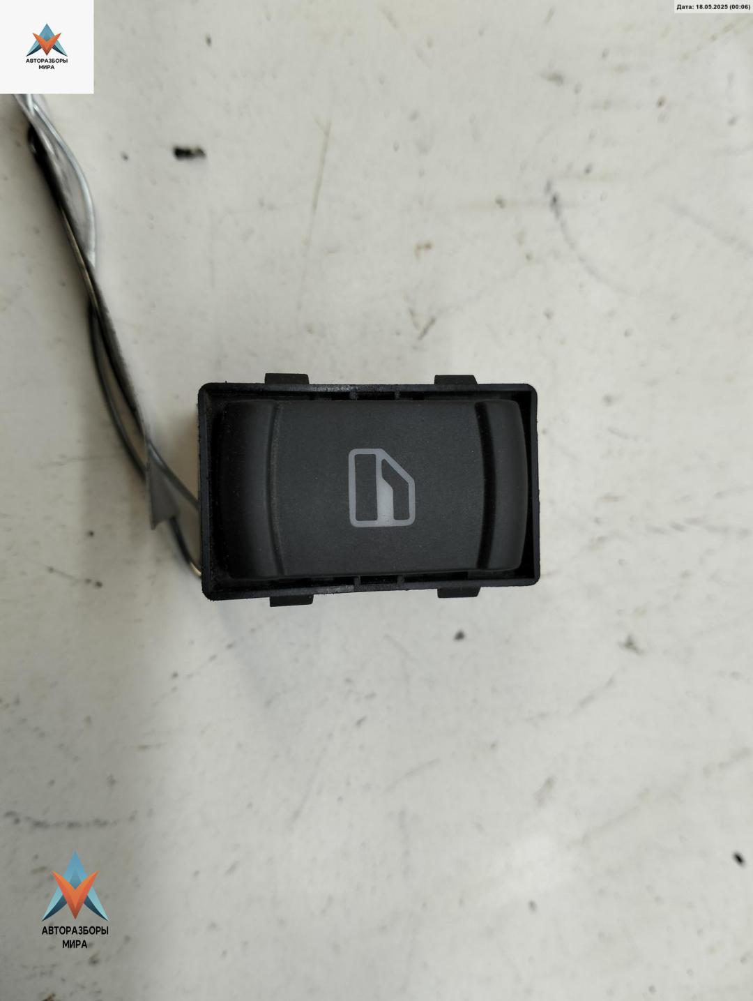 кнопка стеклоподъемника заднего левого Volkswagen Passat B5 1998, 1.8 л., бензин, МКПП, красный, универсал, 1J0959855 - фото №1