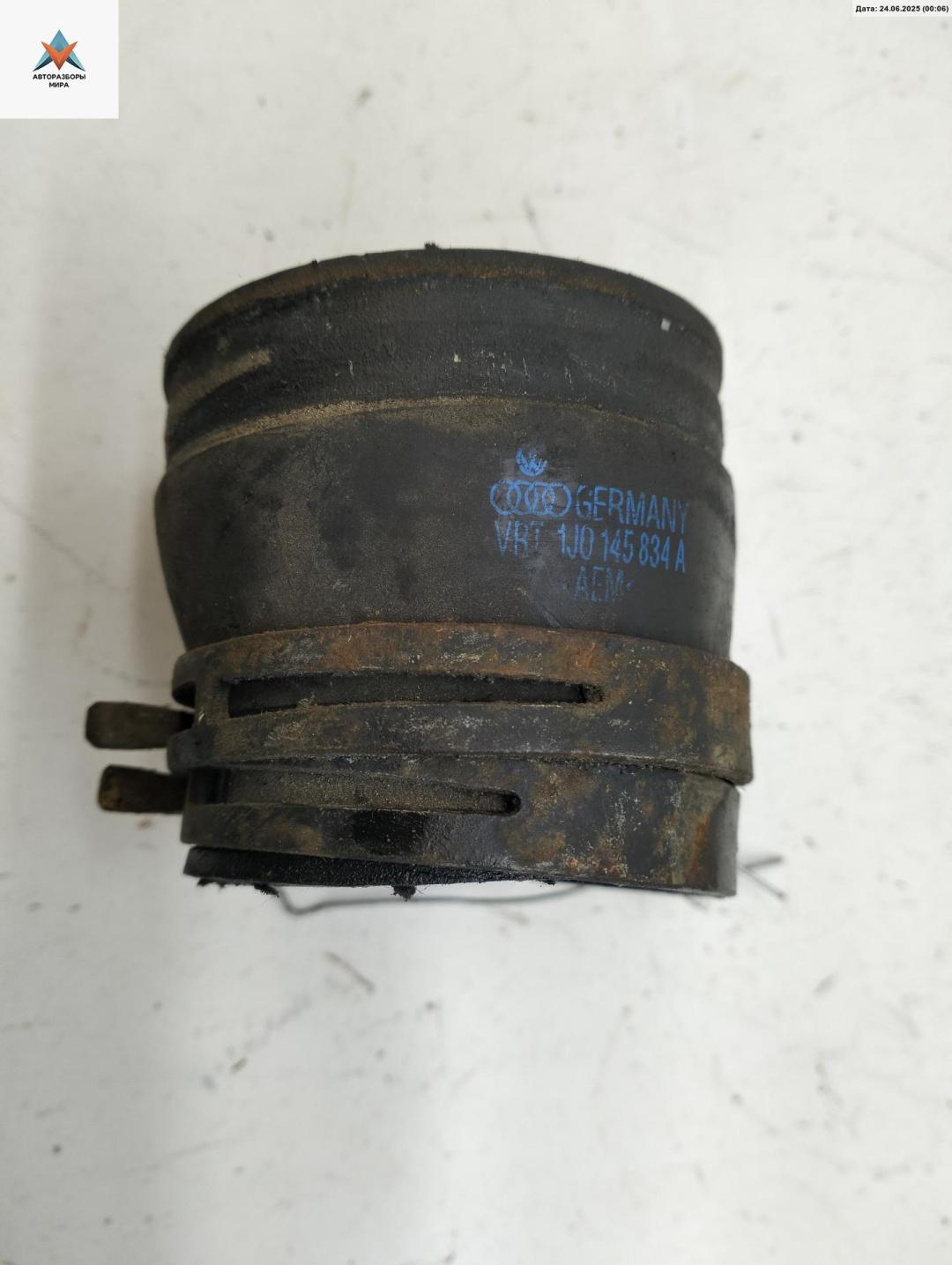 патрубок интеркулера Volkswagen Golf 4 поколение 2000, 1.9 л., дизель, МКПП, синий, универсал, 1J0145834A - фото №1