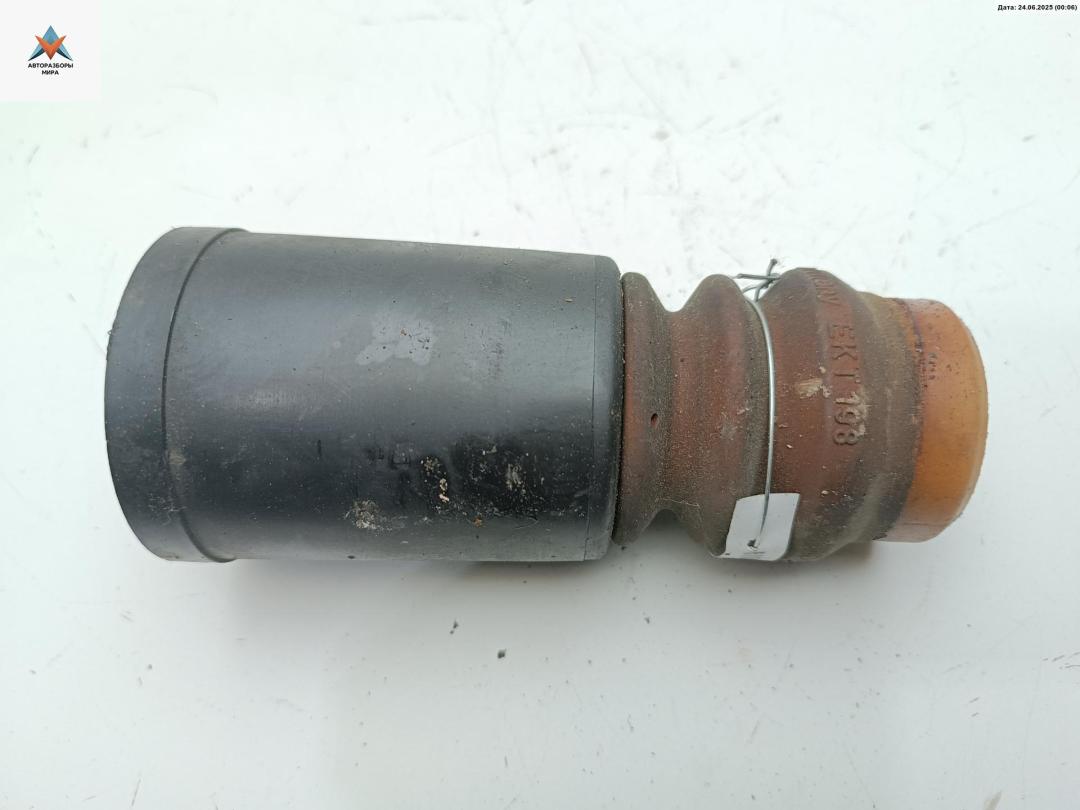 пыльник и отбойник амотртизатора Audi A4 B5 1997, 1.6 л., бензин, МКПП, зелёный, седан, 8D0412131F - фото №1